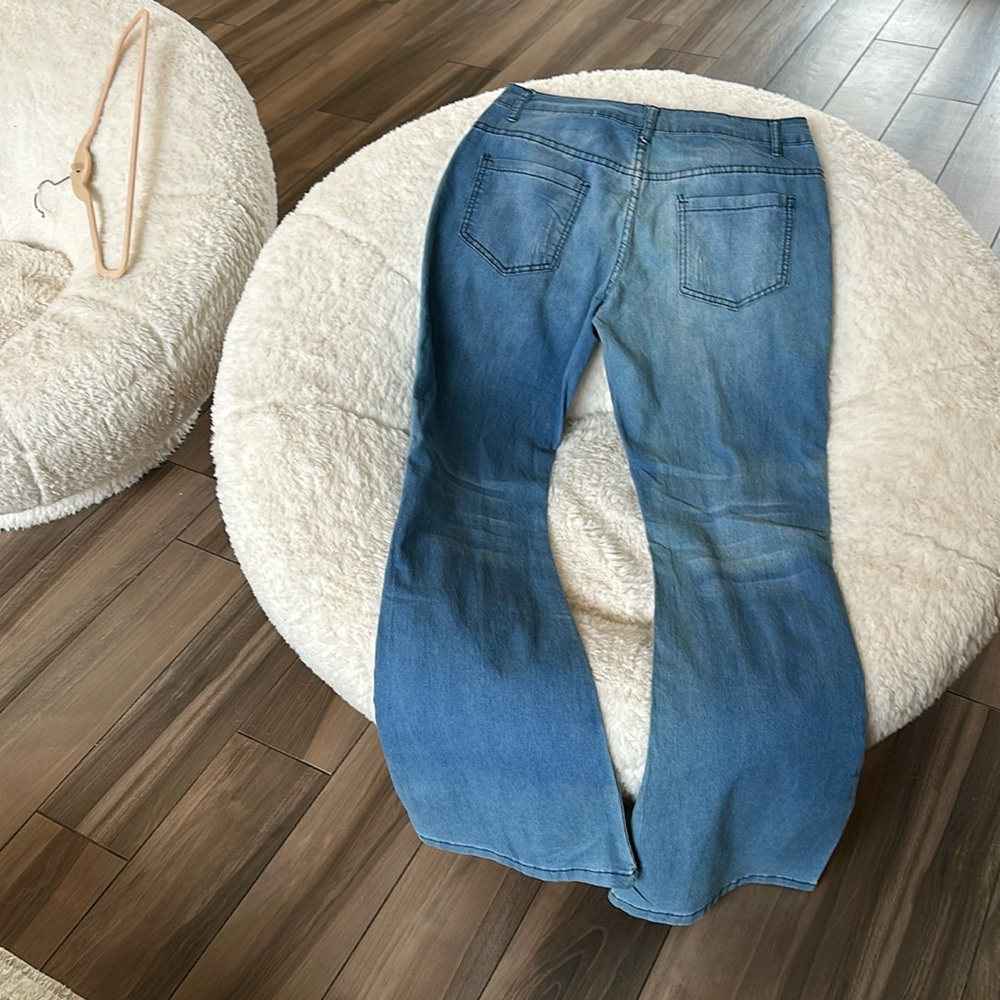 I don’t know the brand but they are lightweight almost like linen